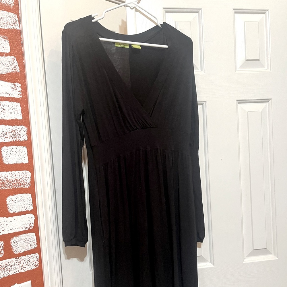 Long sleeve knit dress with pockets! Deep V neck, slight softest knit, size m